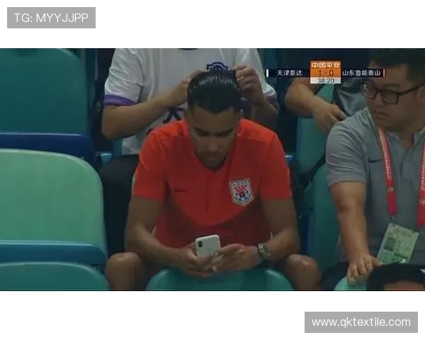 毛伟杰遭飞踹安东尼奥不满主裁漏判 毛伟杰遭飞踹安东尼奥不满主裁漏判